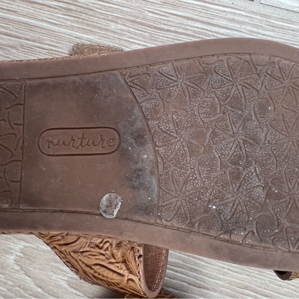 NUTURE Floral Embossed Tan Sandals SIZE 7
Adjustable - Picture 4 of 4